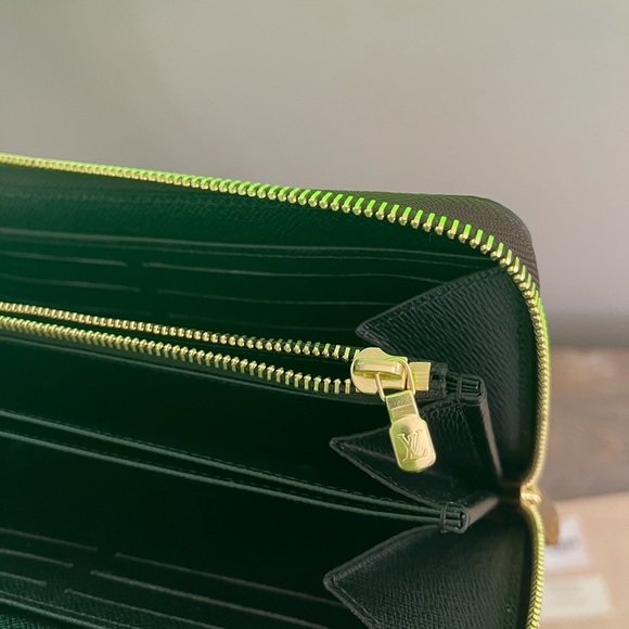 LOUIS VUITTON ZIPPY- Giant Monogram Reverse - Picture 8 of 9